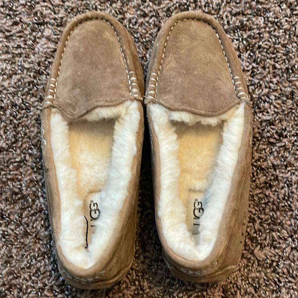 Size 7 UGG slipper